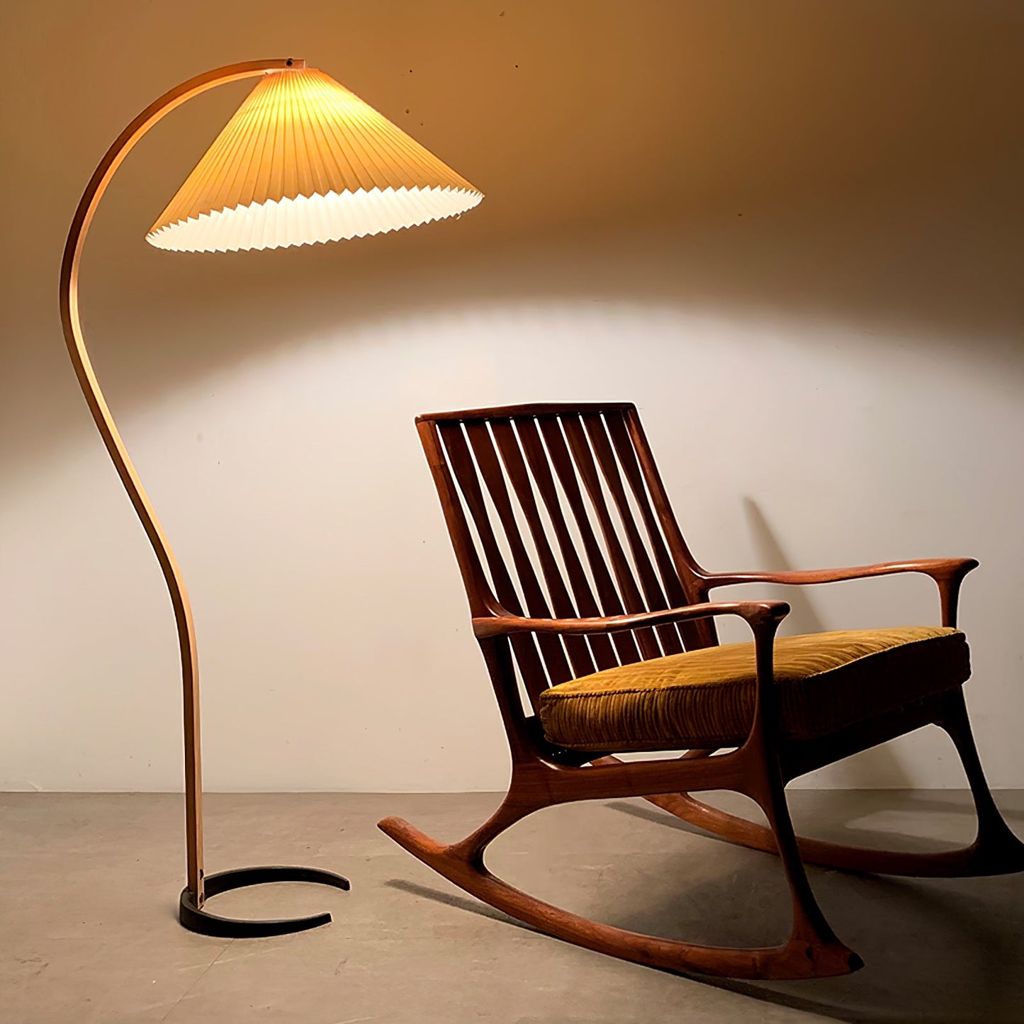 Caprella – Scandinavische booglamp in retro design