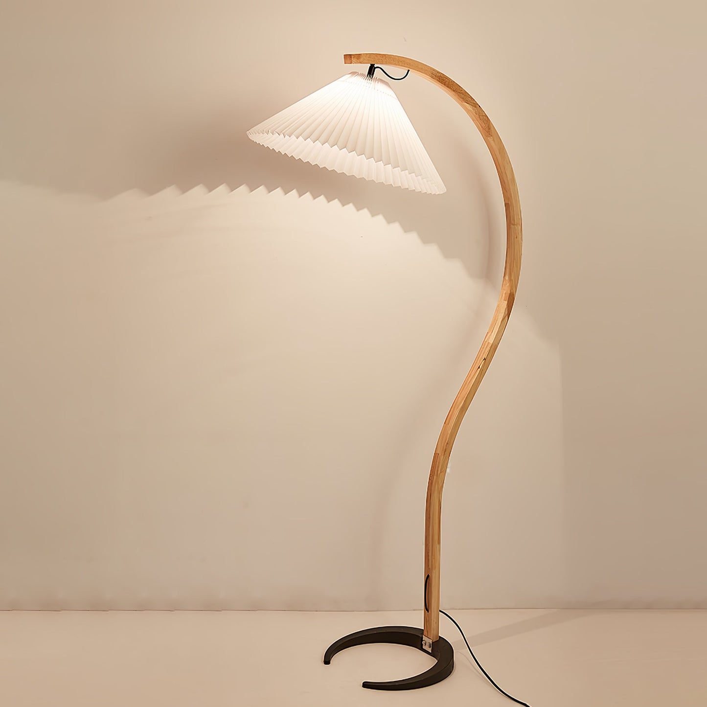 Caprella – Scandinavische booglamp in retro design