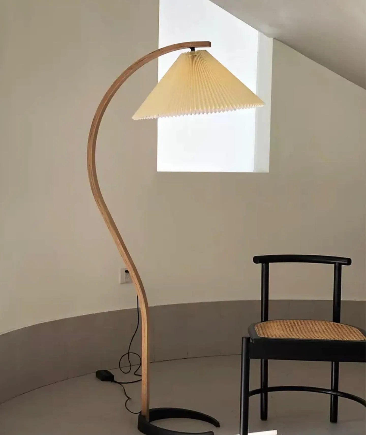 Caprella – Scandinavische booglamp in retro design