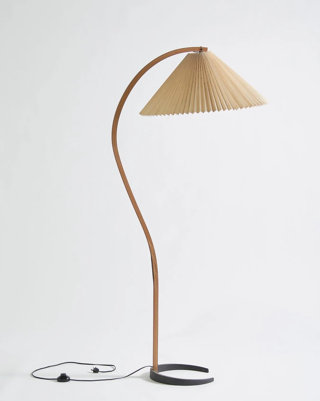 Caprella – Scandinavische booglamp in retro design