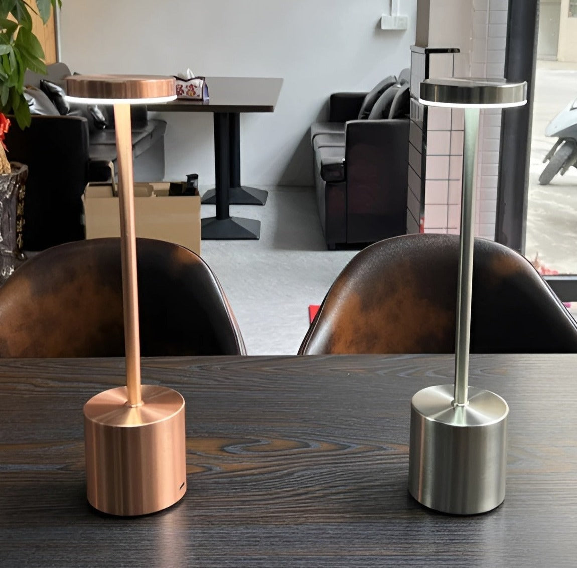 VintageGlow – Retro-geïnspireerde LED-tafellamp met draadloze en USB-oplaadfunctie