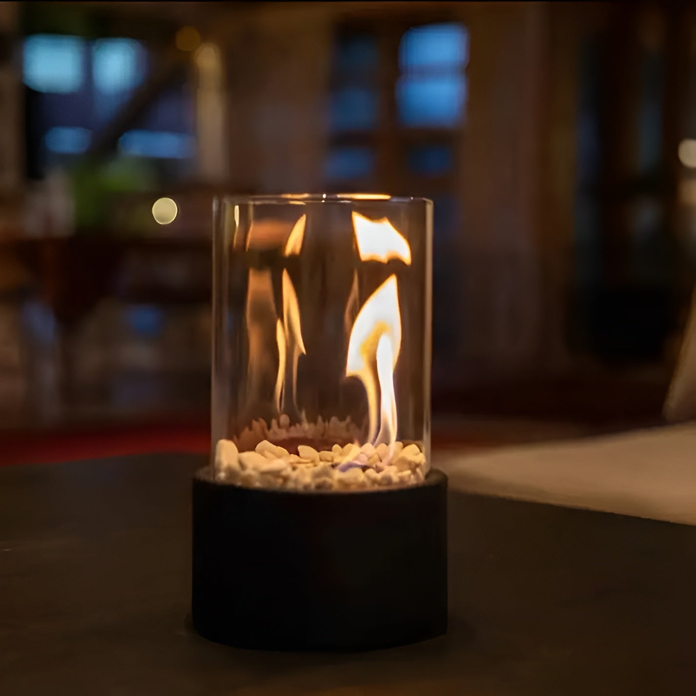 FerroFlame – Elegante tafelhaard met zwarte metalen basis
