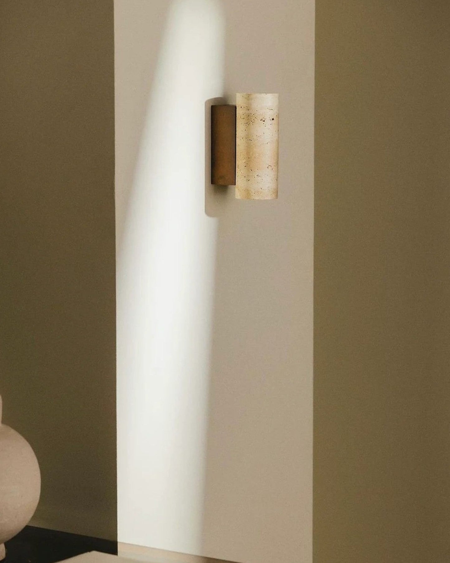 Taverno - Wandlamp van travertin en hout