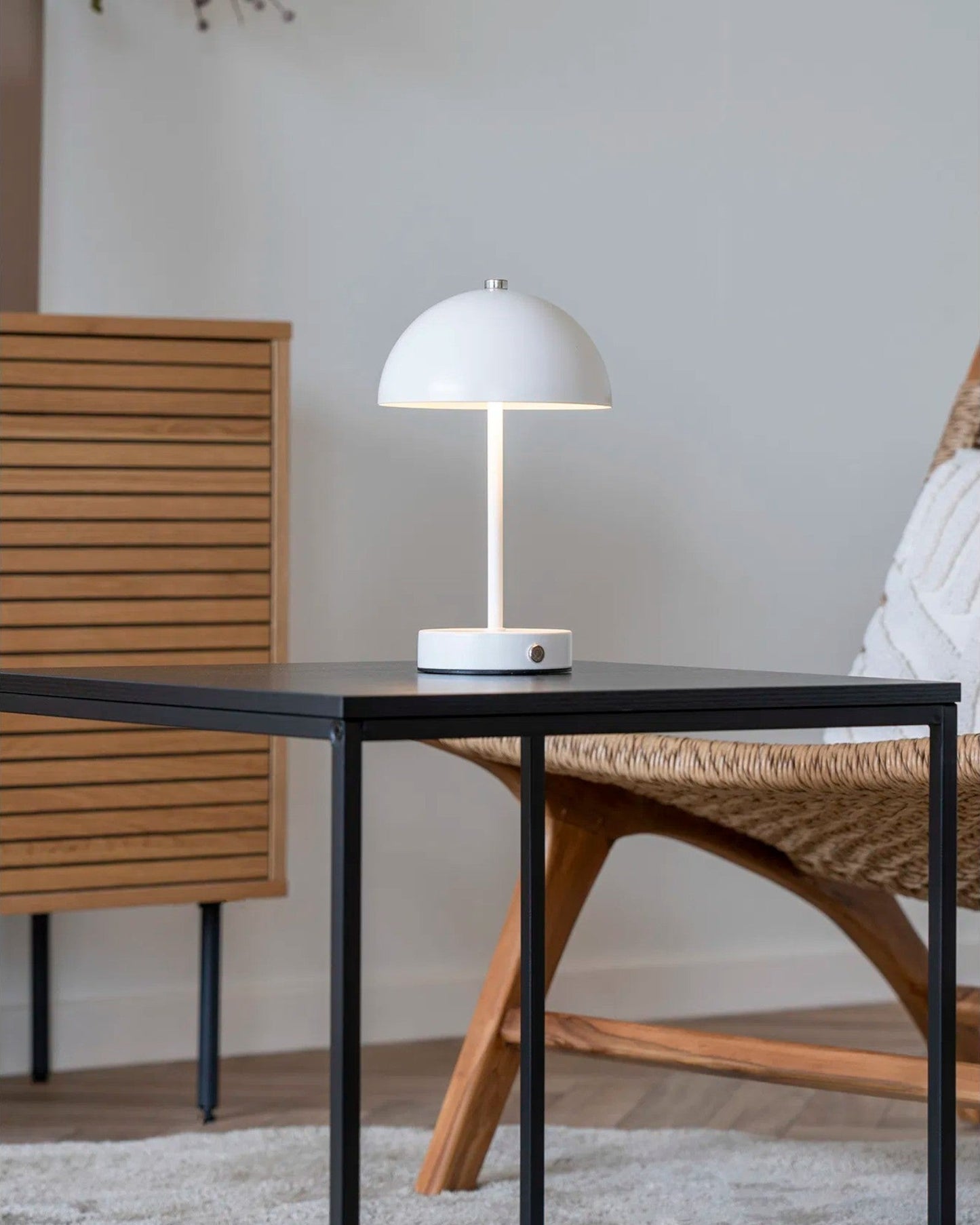 Holt – Oplaadbare LED Tafellamp van Staal in Wit (Modern Design)