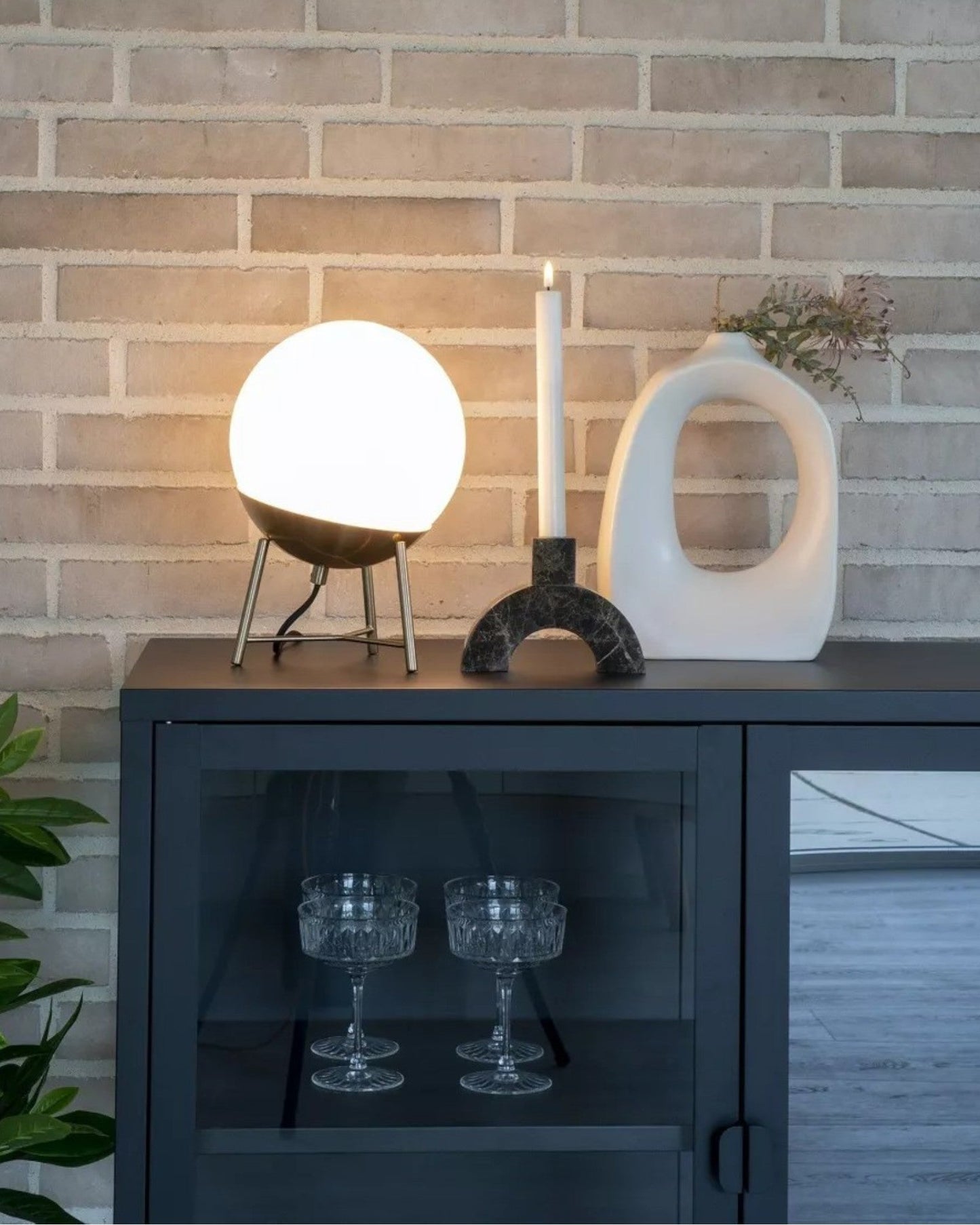 Elena – Tafellamp met Messinglook & Witte Glazen Bol