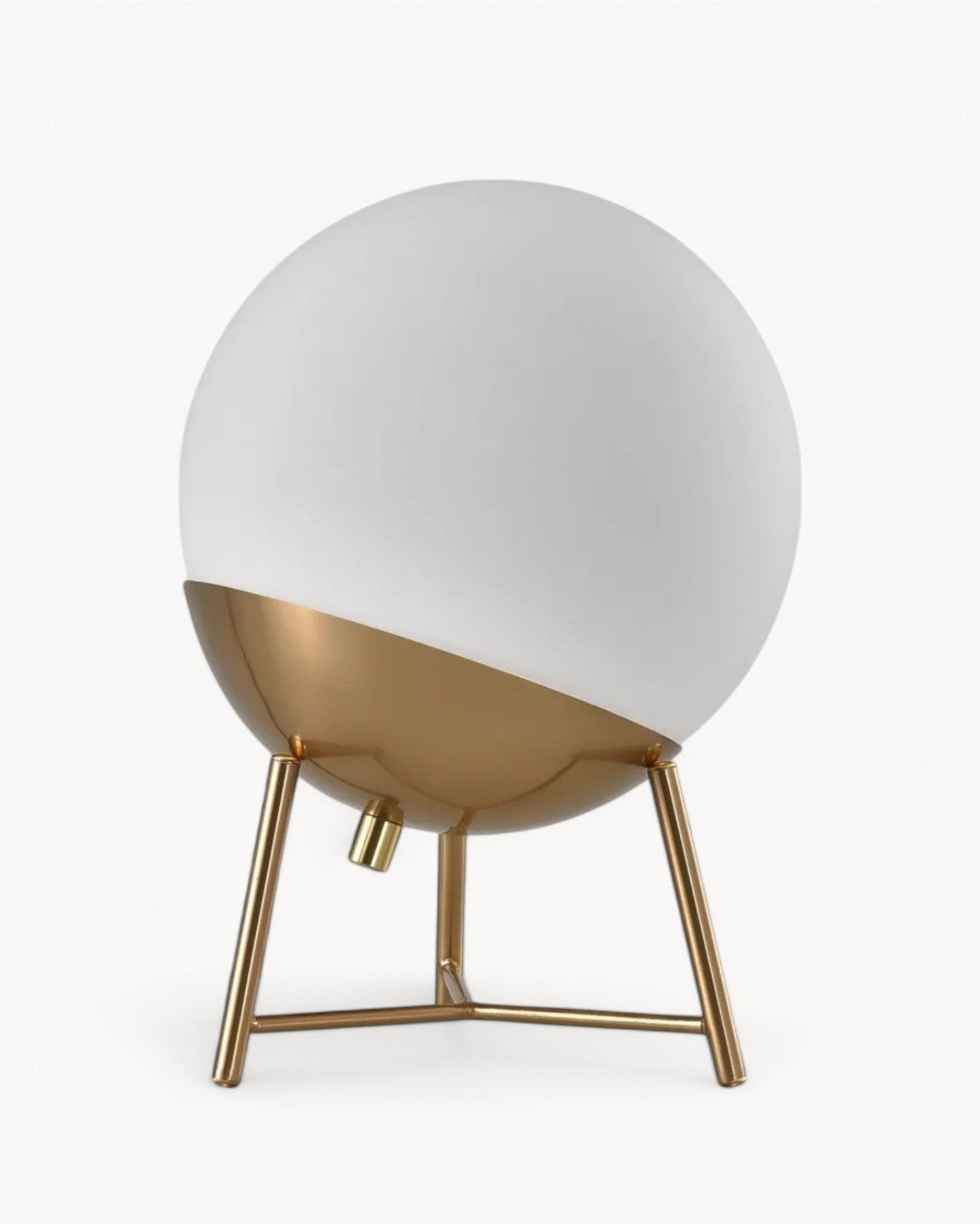 Elena – Tafellamp met Messinglook & Witte Glazen Bol
