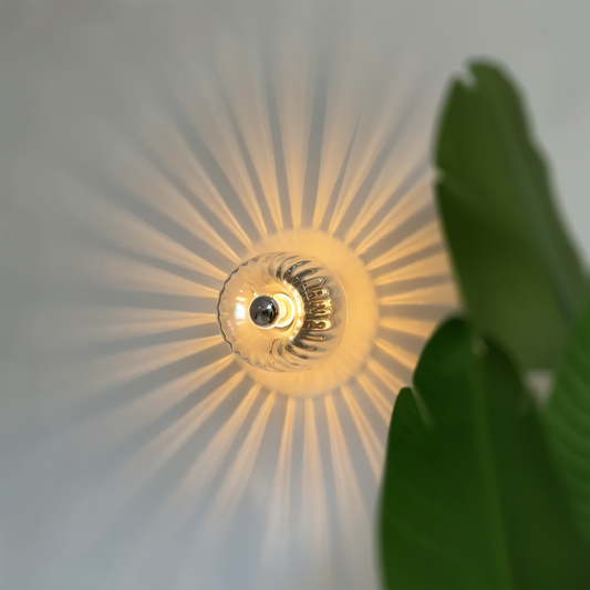RibLux – Geribbelde glazen wandlamp in Bauhaus-stijl