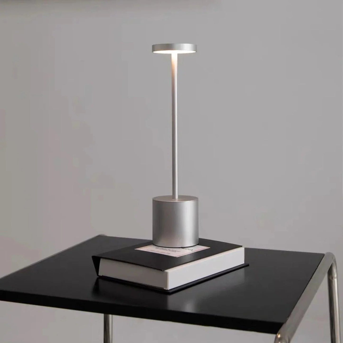 LumaGlow - Stijlvolle Draadloze Tafellamp met USB-oplaadfunctie