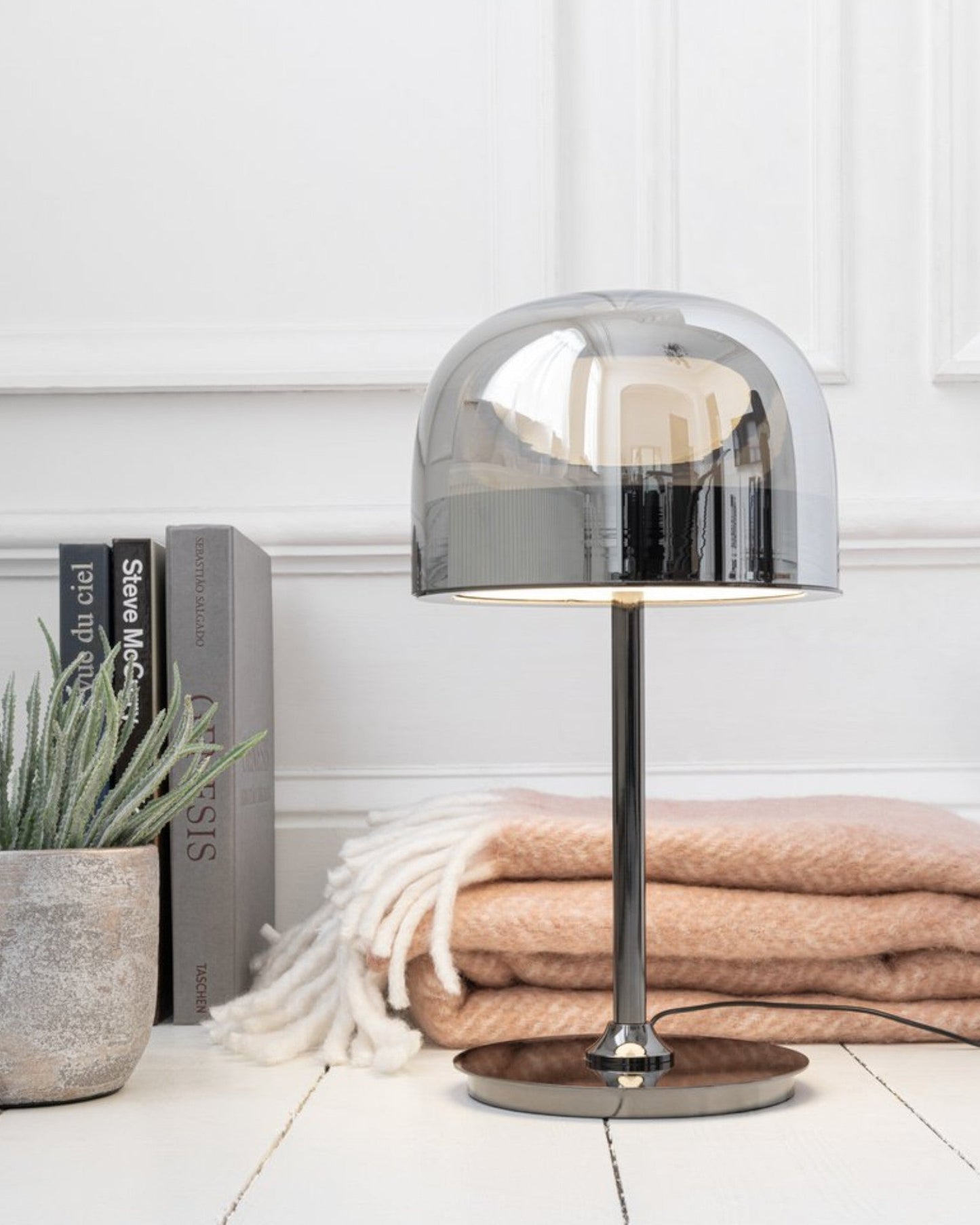 Elara – Elegante Tafellamp van Zilver, Glas & Metaal