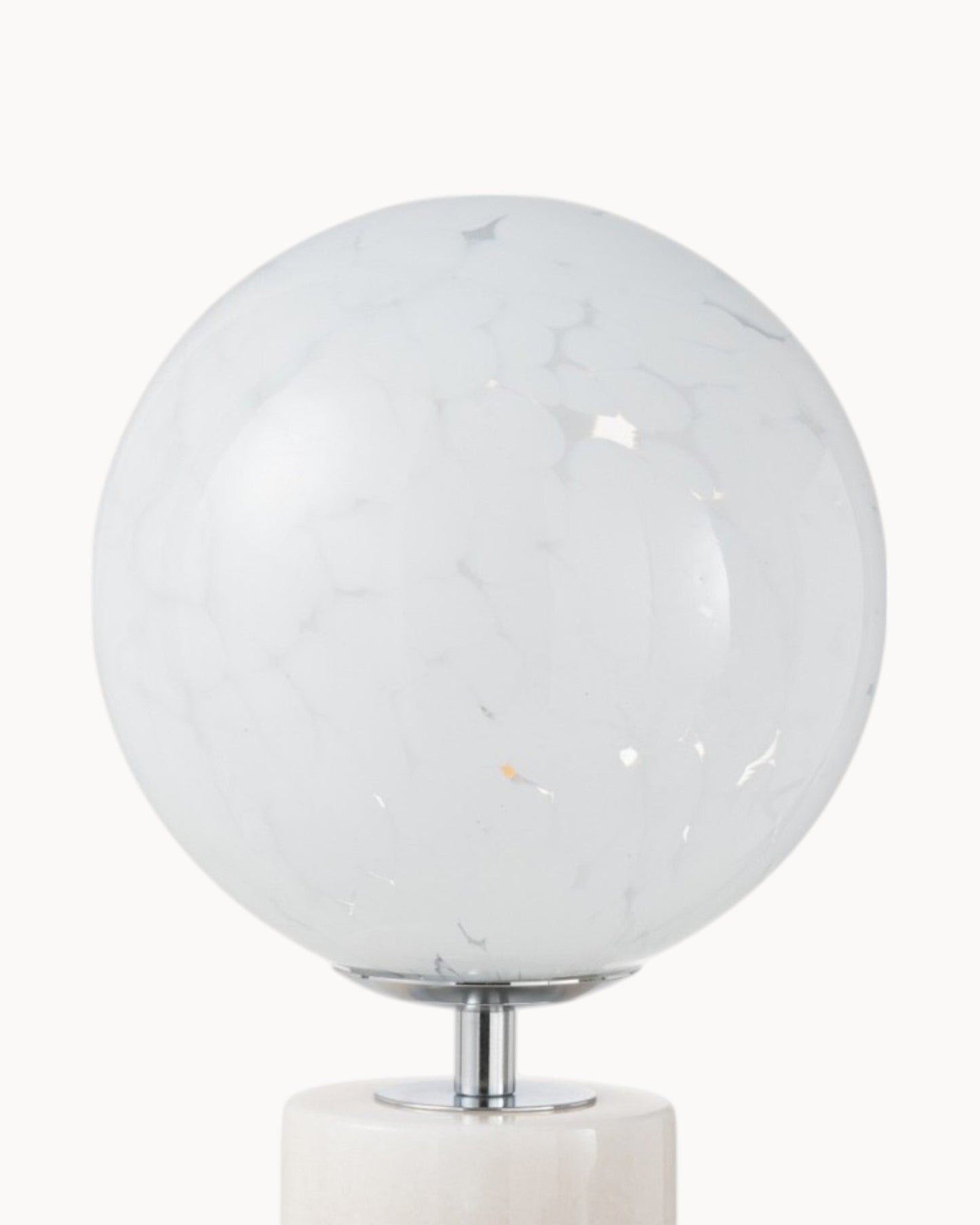 Daniella – Tafellamp met Witte Glasvoet en Elegant Design